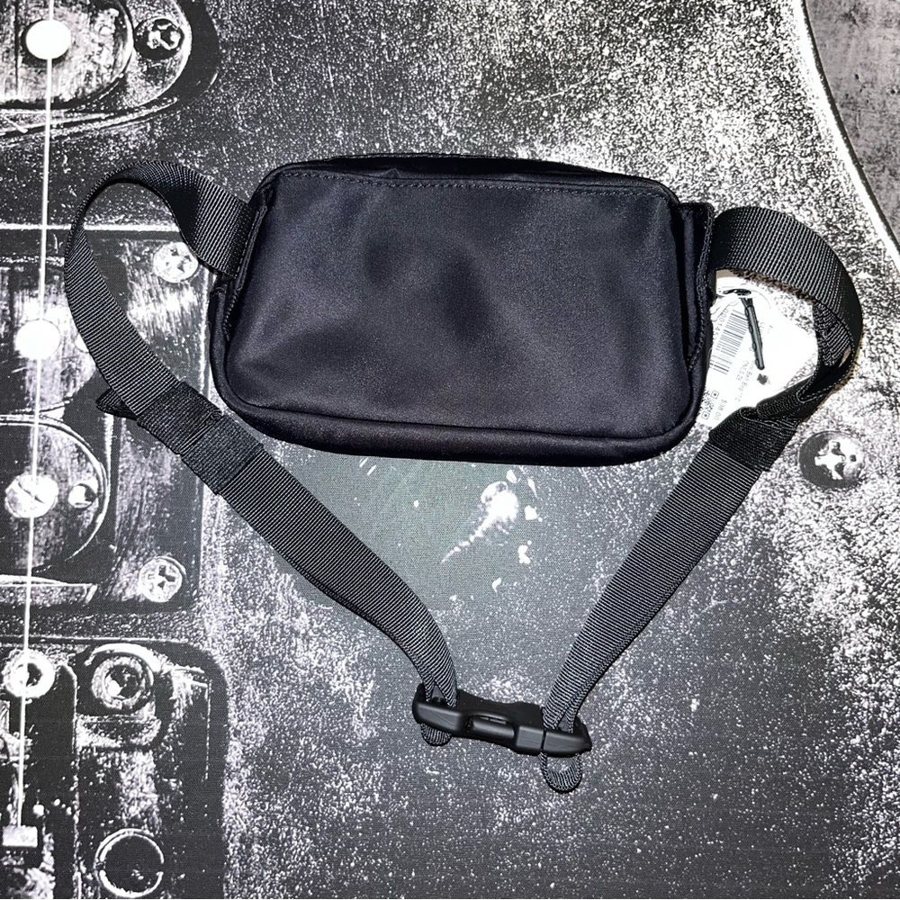 NWT Lululemon Belt Bag - Picture 2 of 9